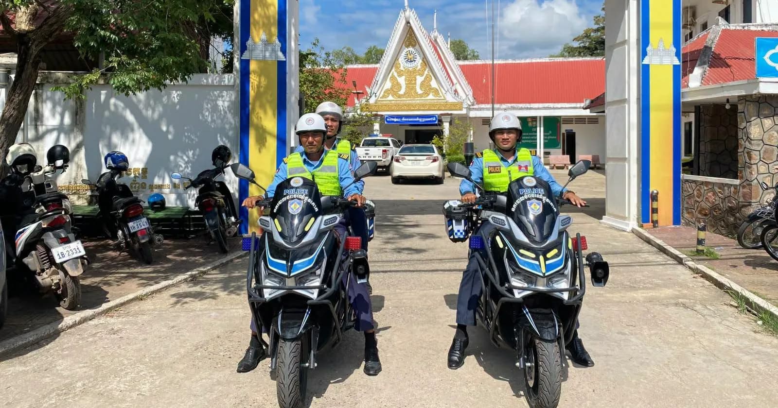កម្លាំងនគរបាលចរាចរណ៍ចេញល្បាត តាមដងផ្លូវរក្សាសន្តិសុខ និងរៀបចំសណ្ដាប់ធ្នាប់ ជូនប្រជាពលរដ្ឋ និងភ្ញៀវទេសចរណ៍