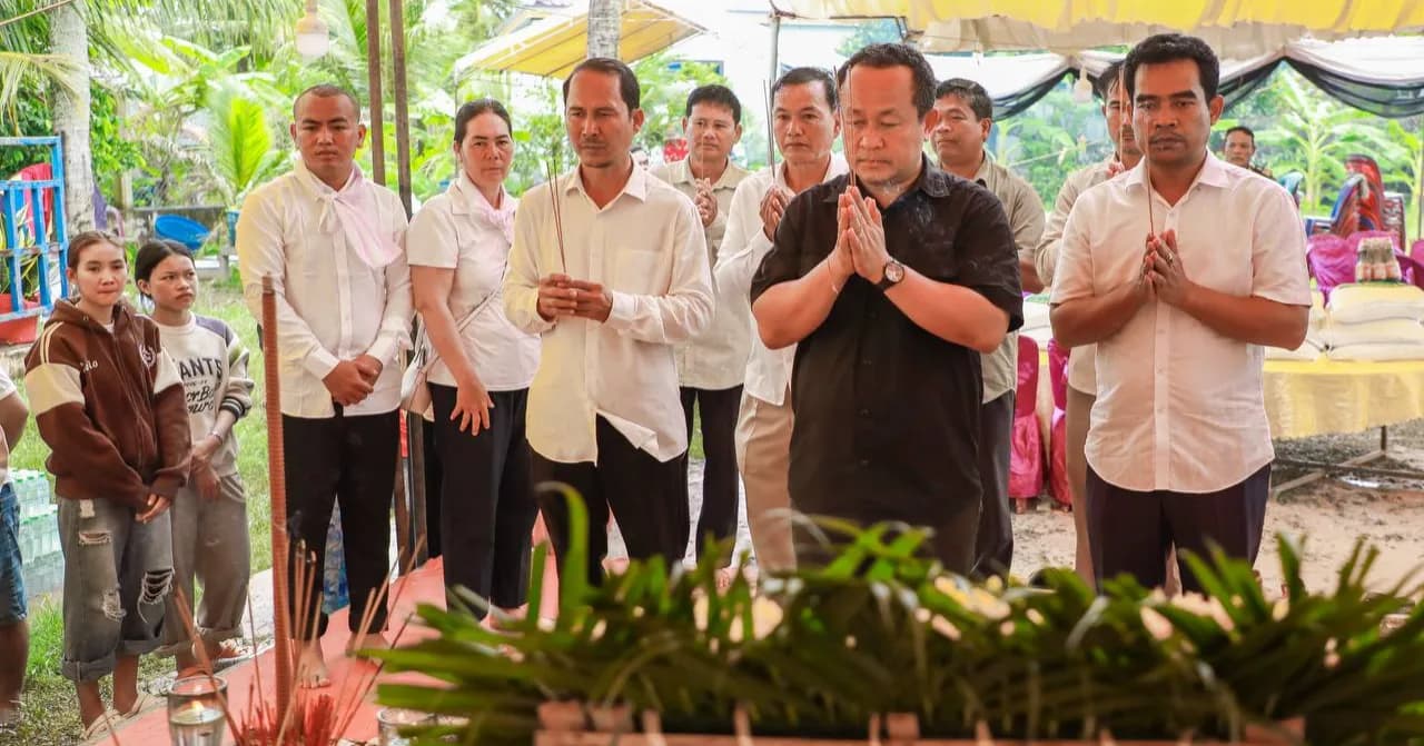 ខេត្តកែប៖ ឯកឧត្តមបណ្ឌិត សោម ពិសិដ្ឋ អភិបាលនៃគណៈអភិបាលខេត្តកែប បានញ្ជើញចូលរួមរំលែកទុក្ខ និងគោរពវិញ្ញាណក្ខន្ធសពប្រជាពលរដ្ឋ ដែលបានបាត់បង់ជីវិតក្នុងហេតុការណ៍លិចទូកនេសាទ ដោយសារផ្ទុះធុងហ្គាស នៅកណ្តាលសមុទ្រ កោះរ៉ុង ខេត្តព្រះសីហនុ ដែលស្ថិតនៅគេហដ្ឋានសព ក្នុងភូមិអង្កោល ឃុំអង្កោល ស្រុកដំណាក់ចង្អើរ ខេត្តកែប។